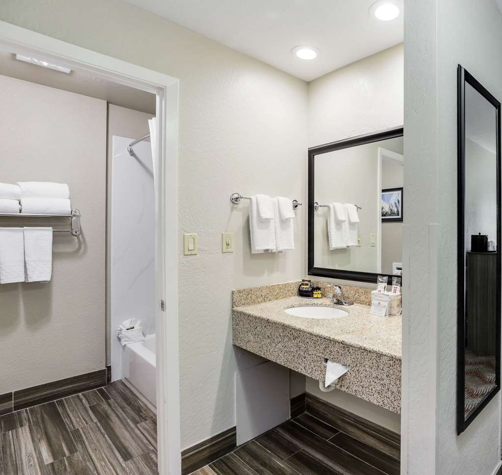 2 Queen Guest Bathroom