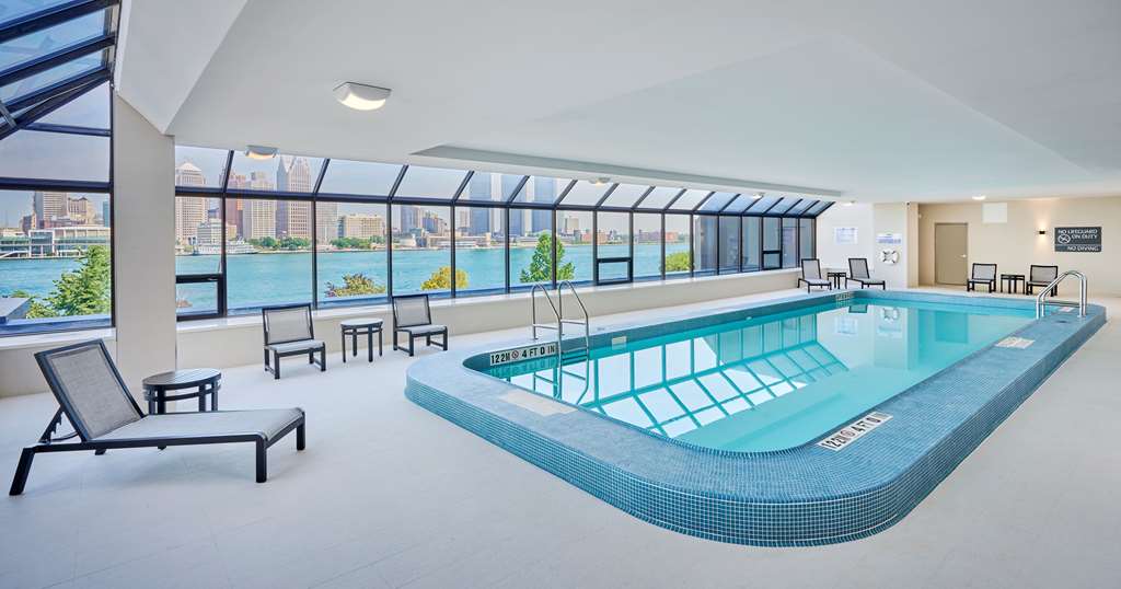 Pool DoubleTree by Hilton Windsor Hotel & Suites Windsor (519)977-9777