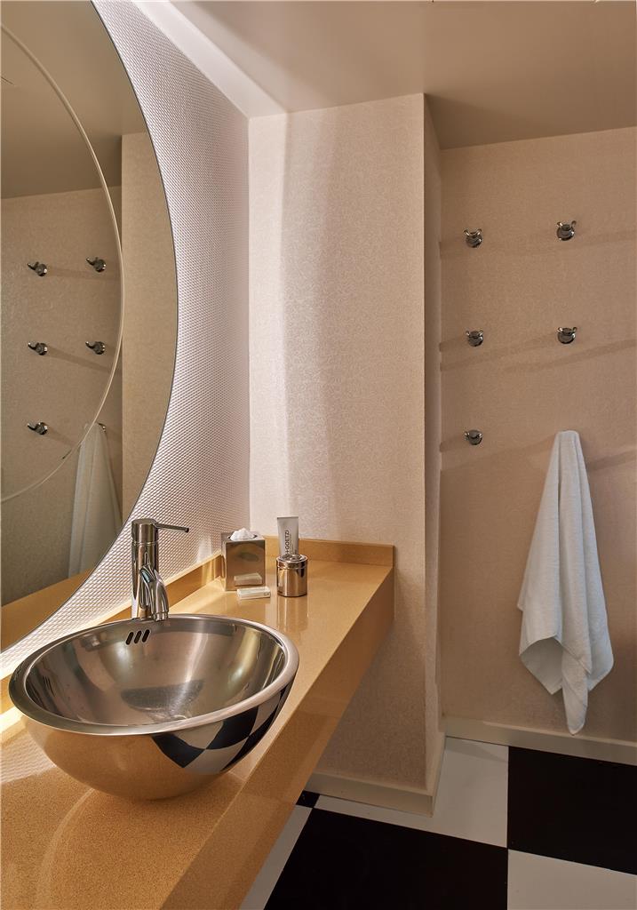 Guest room bath