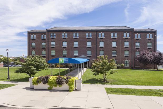 Images Holiday Inn Express Building 107