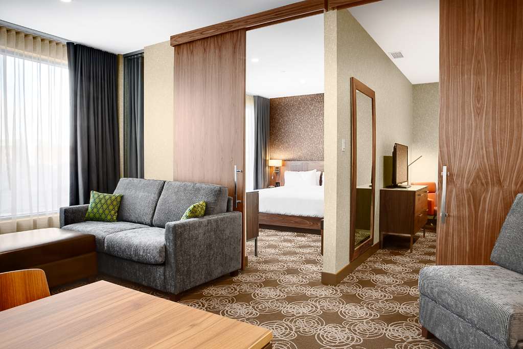 Guest room Hilton Montreal/Laval Laval (450)682-2225