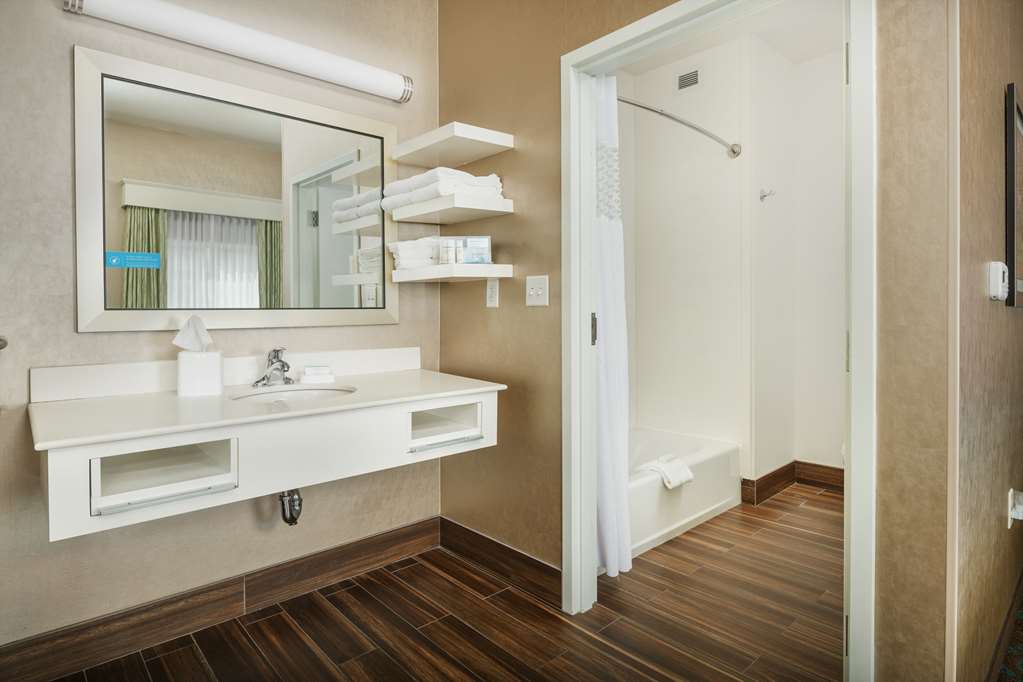 Guest room bath