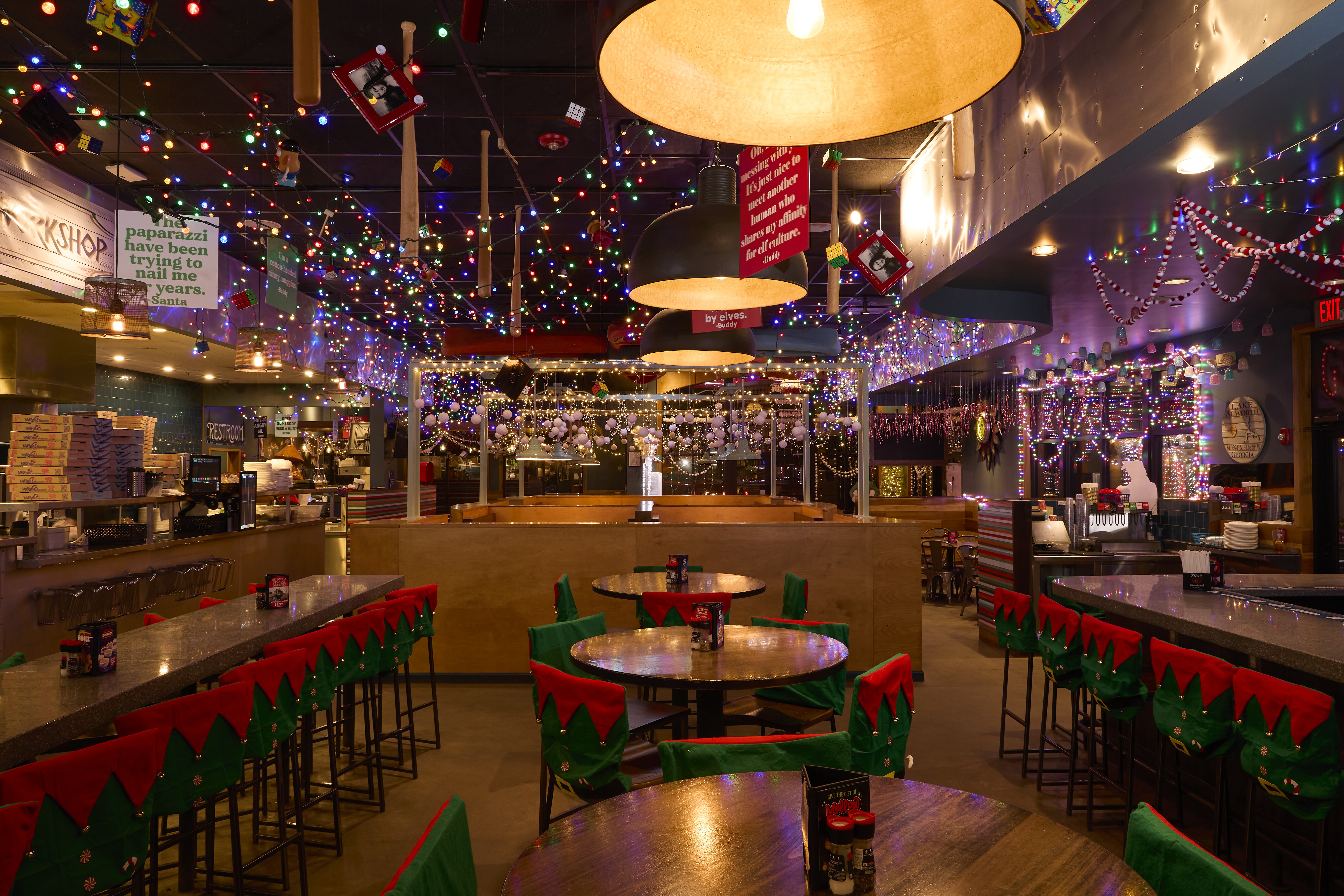 Mellow Mushroom Acworth Holiday Pop Up- festive decor