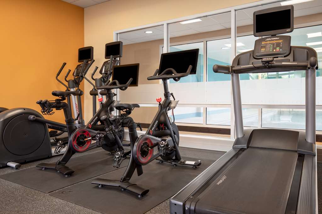 Hampton Inn by Hilton Toronto Airport Corporate Centre in Toronto: Health club  fitness center  gym