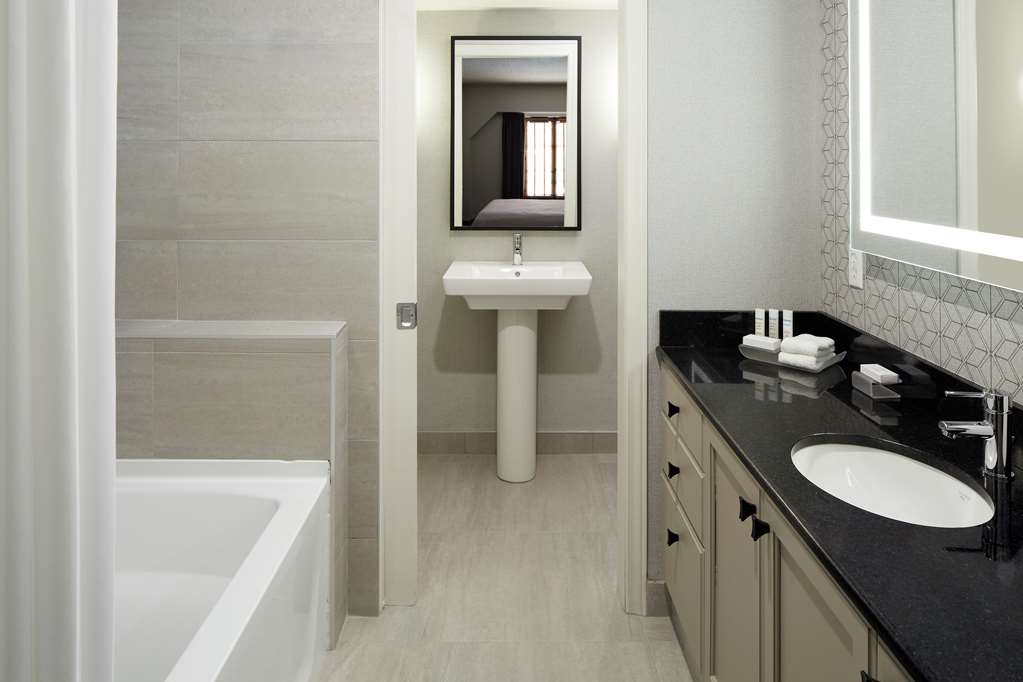 Homewood Suites by Hilton Mont-Tremblant Resort à Mt. Tremblant: Guest room bath