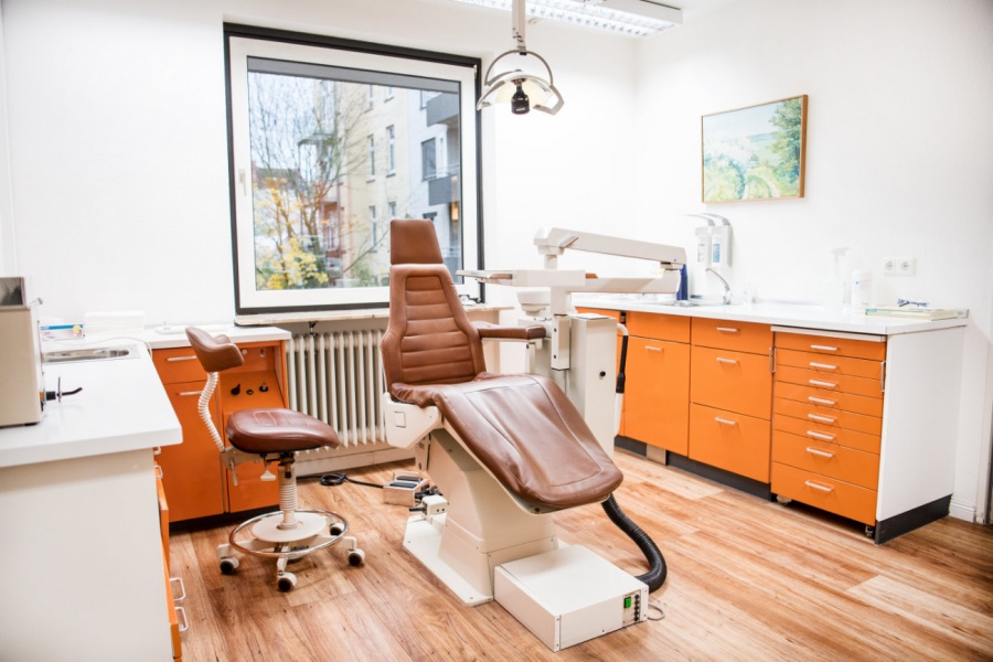 Dr. med. dent. Dietrich Kayser, Adlerstr. 2 in Lübeck