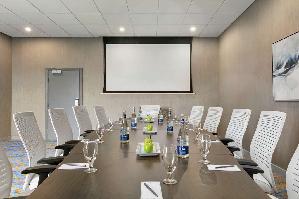 Meeting Room Embassy Suites by Hilton Montreal Airport Pointe-Claire (514)426-5060