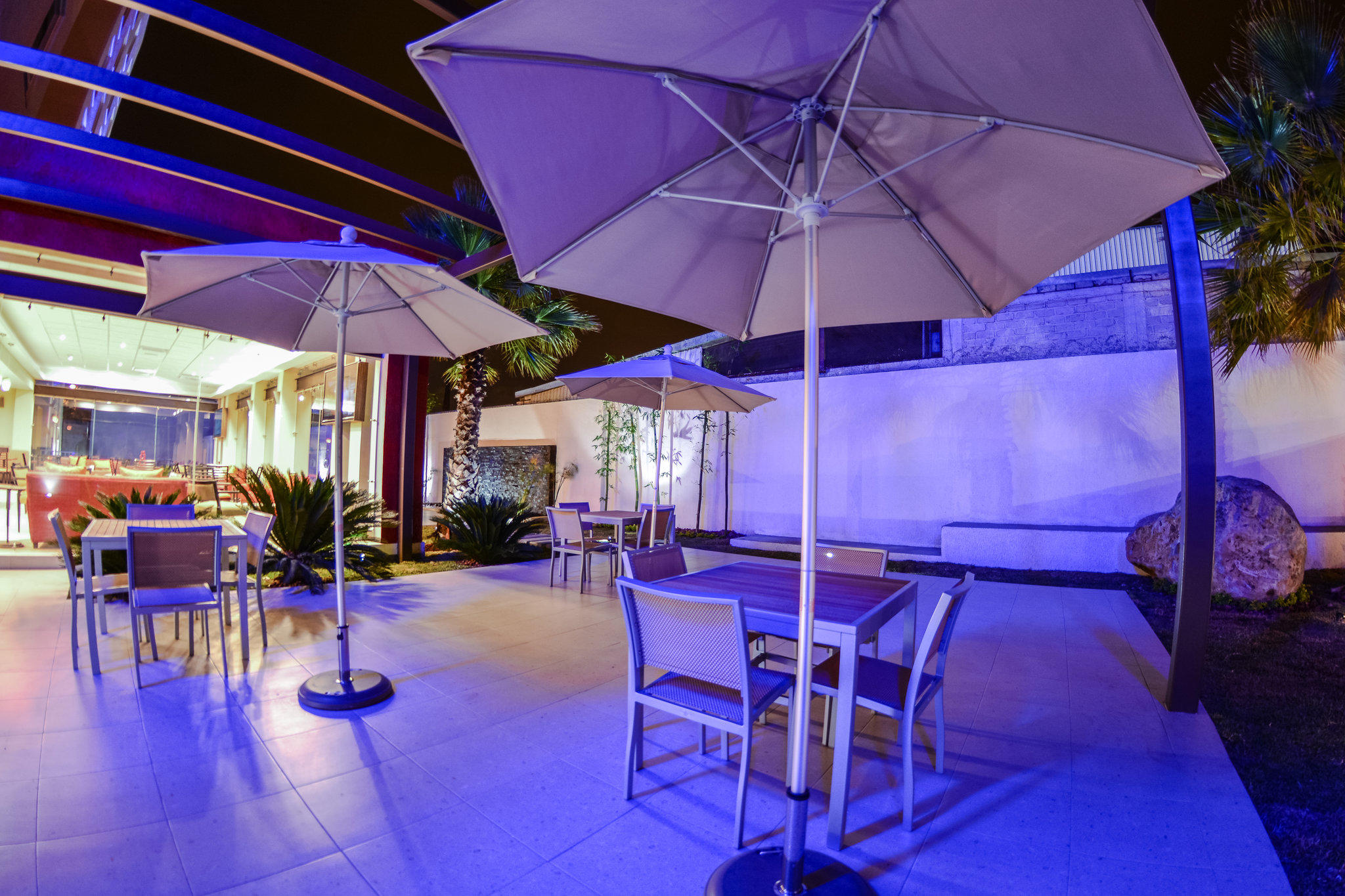 holiday inn express cruise airport