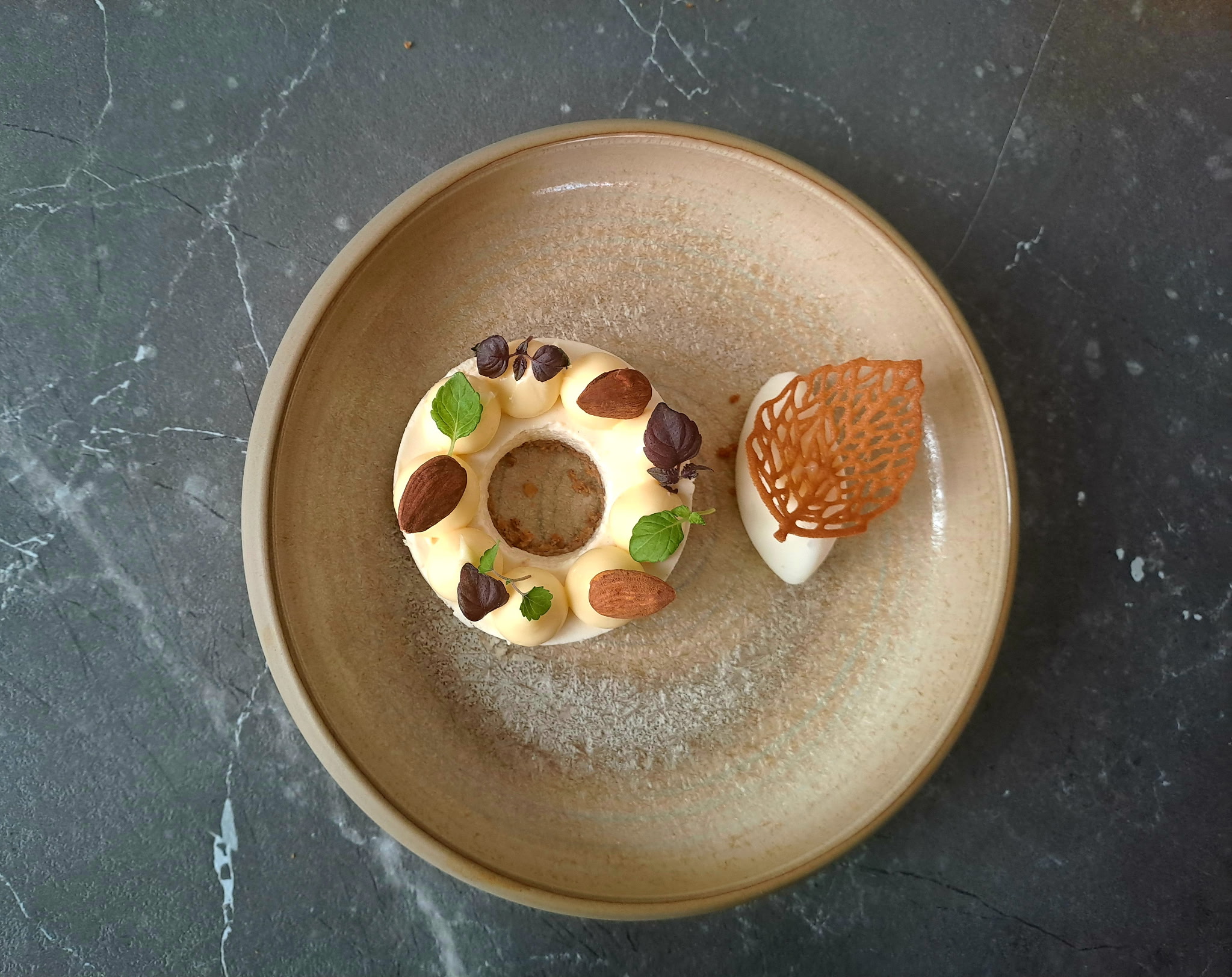 Le fameux dessert amande, poivre de Timut et citron Le fameux dessert amande, poivre de Timut et citron