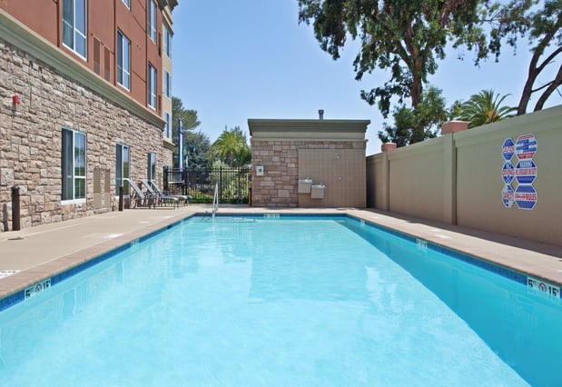 Images Holiday Inn & Suites Oakland - Airport by IHG
