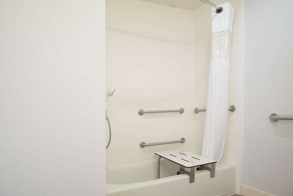 Guest room bath