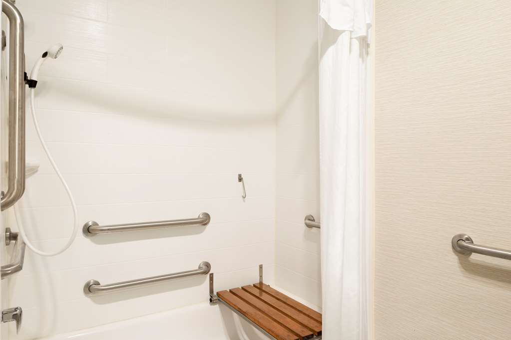 Guest room bath