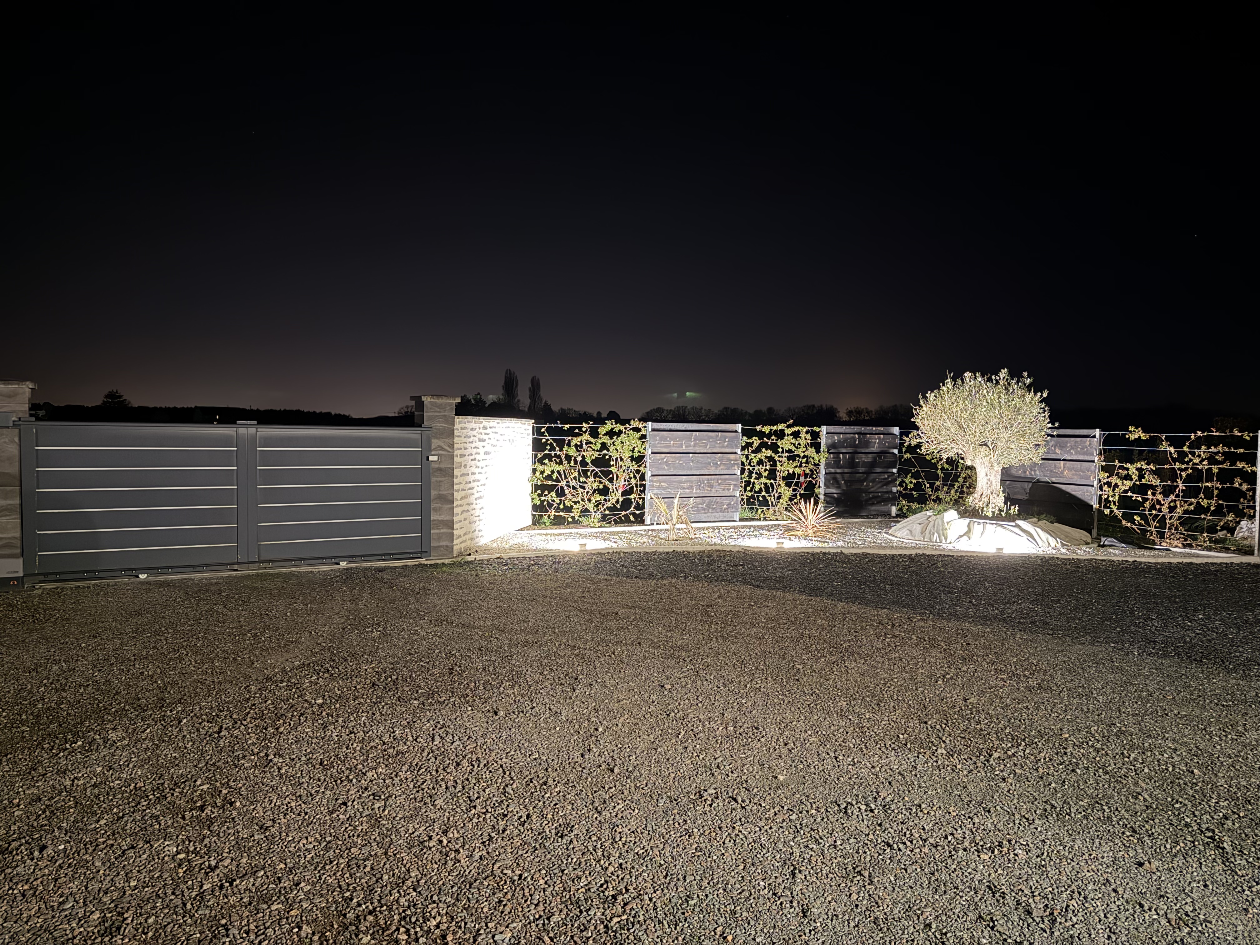 Mise en lumière avec des spots intégrés sous les pierres