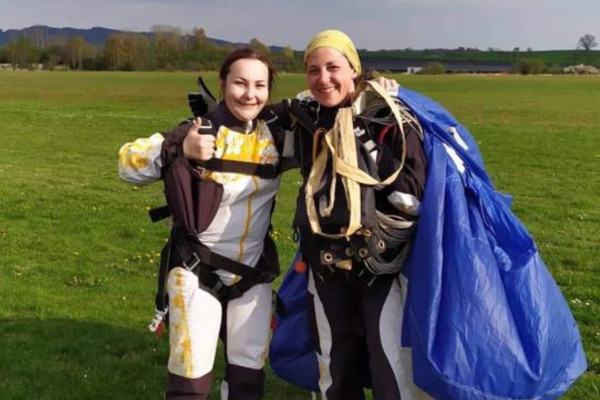 "Frauenpower" - Fallschirmspringen mit weiblicher Tandempilotin