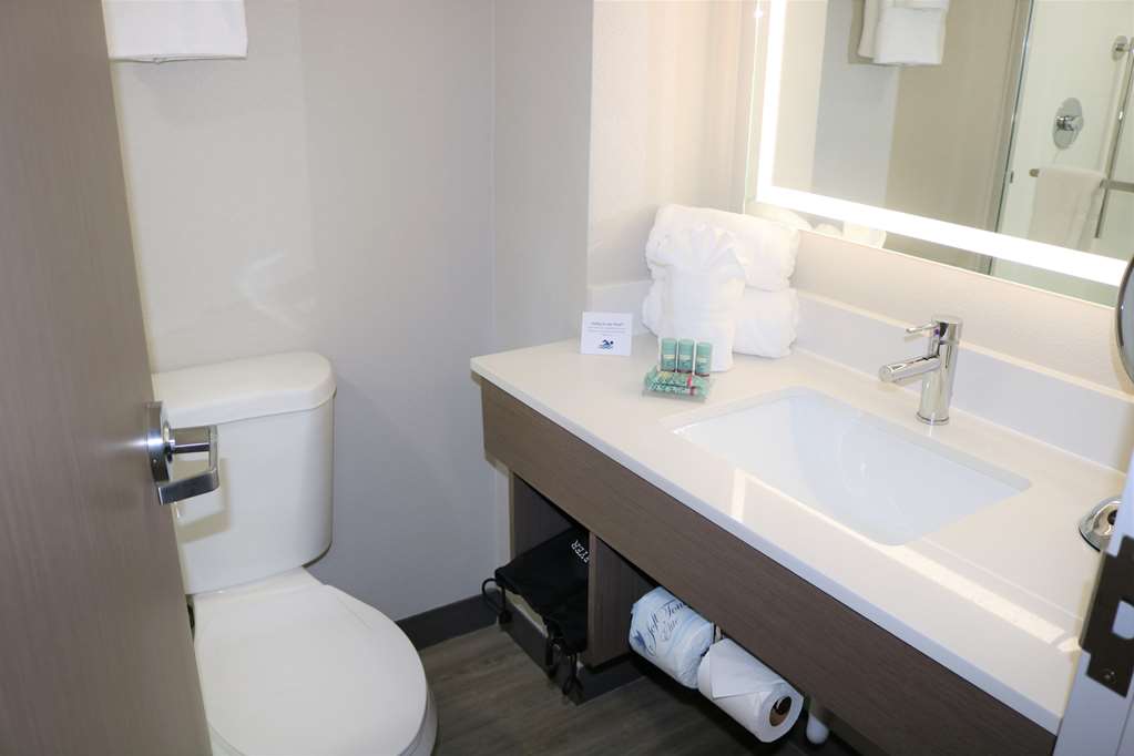 Guest Room Bath Best Western Aku Tiki Inn Daytona Beach (386)252-9631