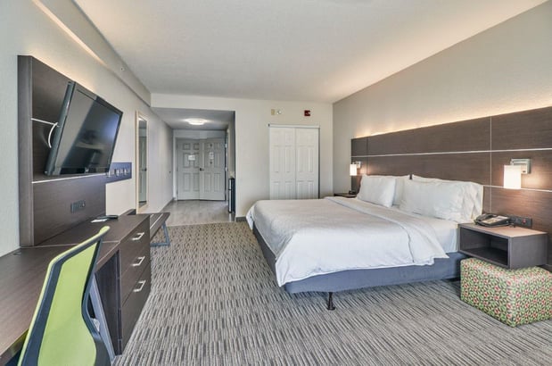 Images Holiday Inn Express & Suites Clearwater/US 19 N by IHG
