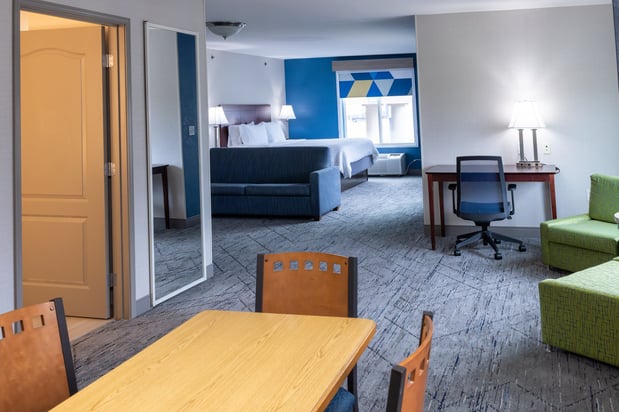 Images Holiday Inn Express & Suites Wichita Airport by IHG