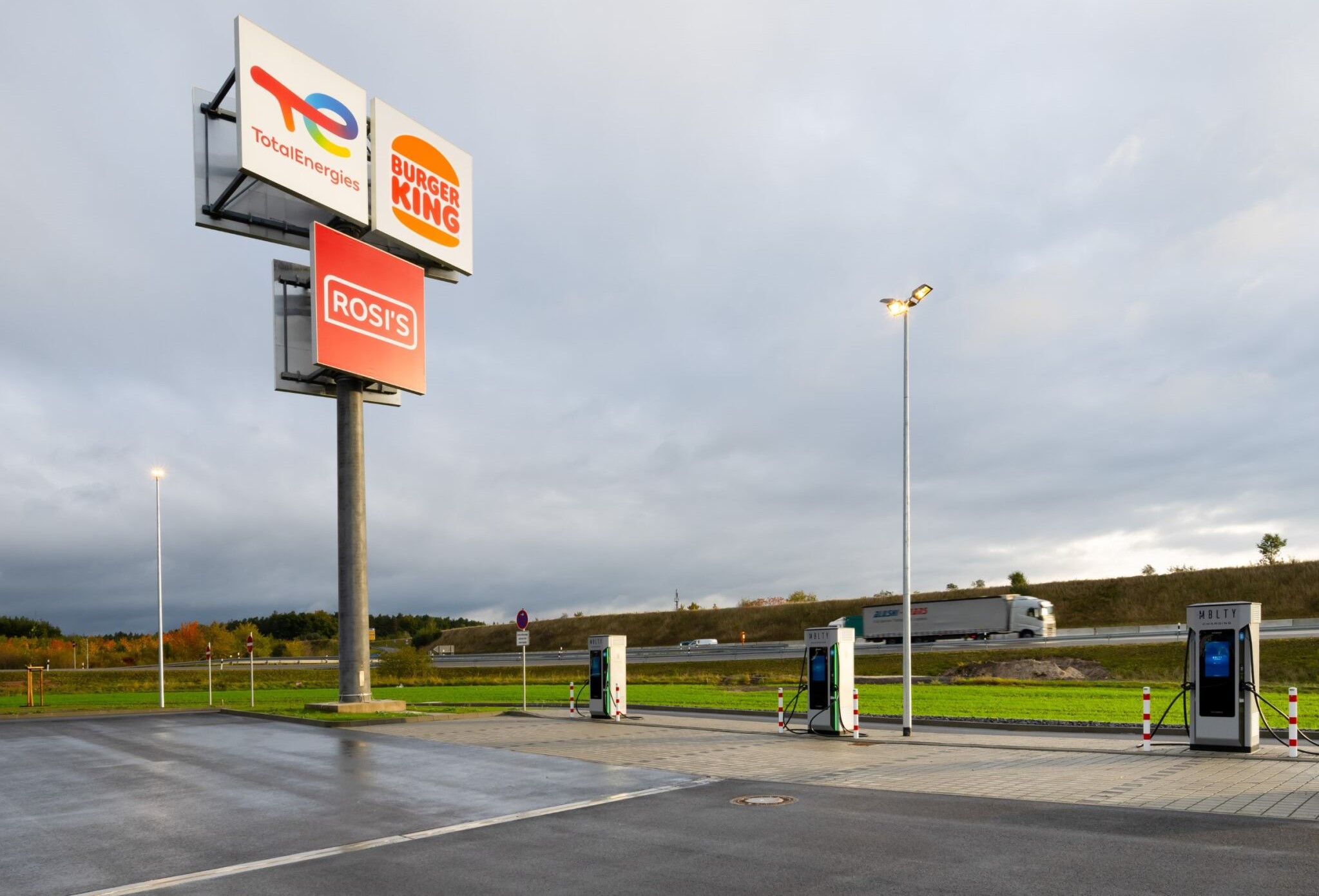 mblty Ladestation, An der Autobahn 1 in Lederhose