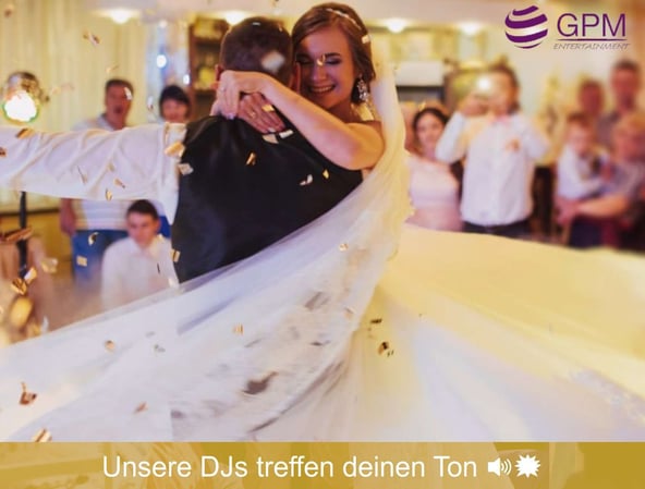 GPM Entertainment - DJ Münster - Emotionale Umarmung des Brautpaars während des Hochzeitstanzes bei der Hochzeitsfeier im Festsaal mit Konfetti.