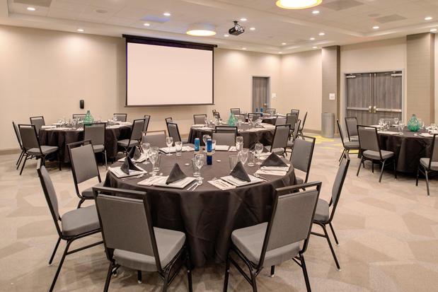 Images Holiday Inn & Suites Houston West - Katy Mills, an IHG Hotel