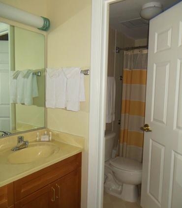 Center City Philadelphia Hotel - Residence Inn by Marriott Philadelphia Center City - Guest Bathroom