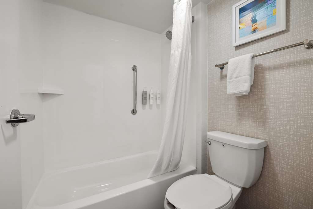 Guest room bath