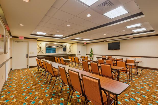 Images Holiday Inn Express & Suites Alpine Southeast, an IHG Hotel