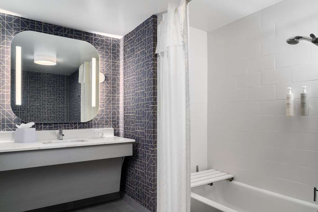 Guest room bath