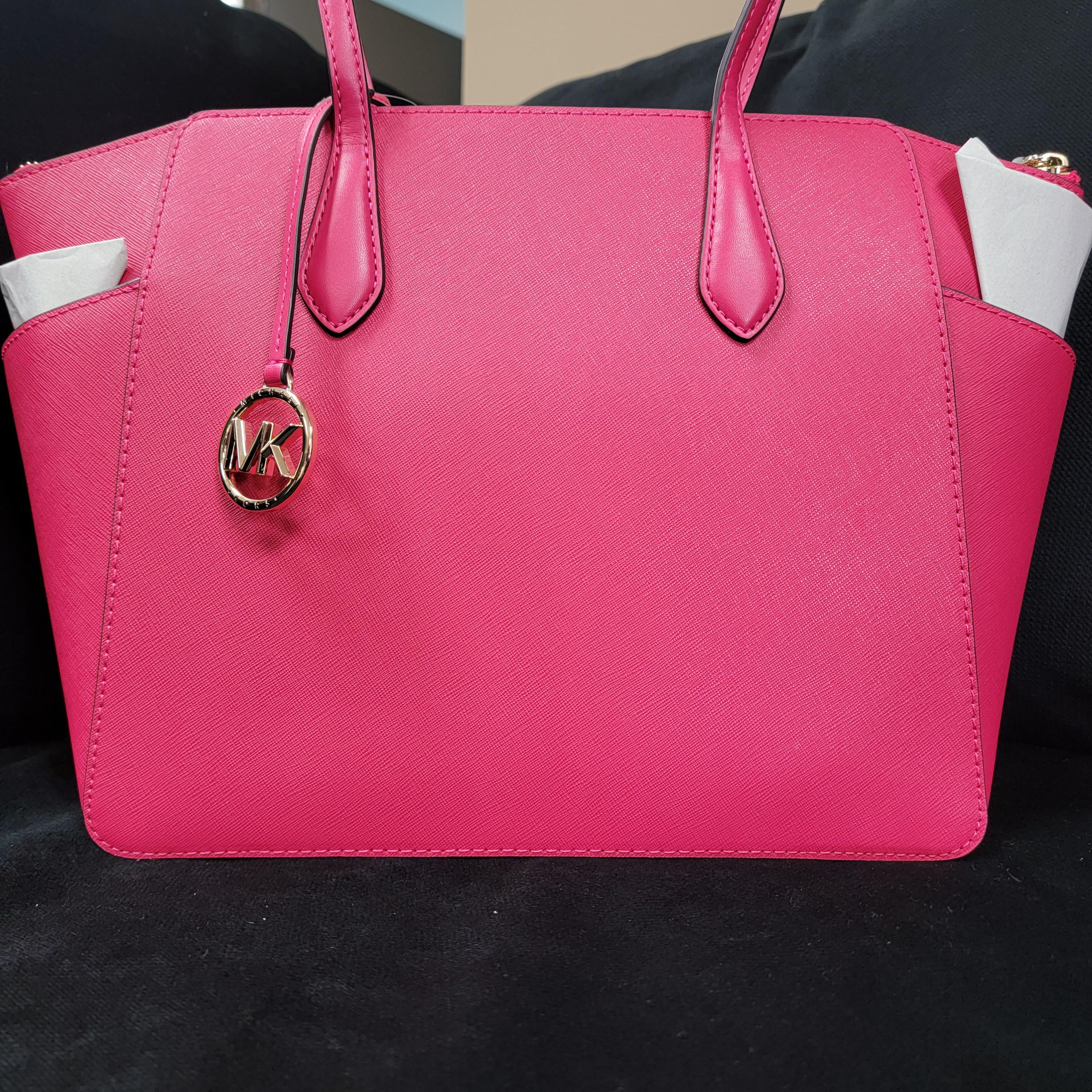 Michael Kors amazing pink hand bag. All Michael Kors products from us are genuine. We value on quality of our products.