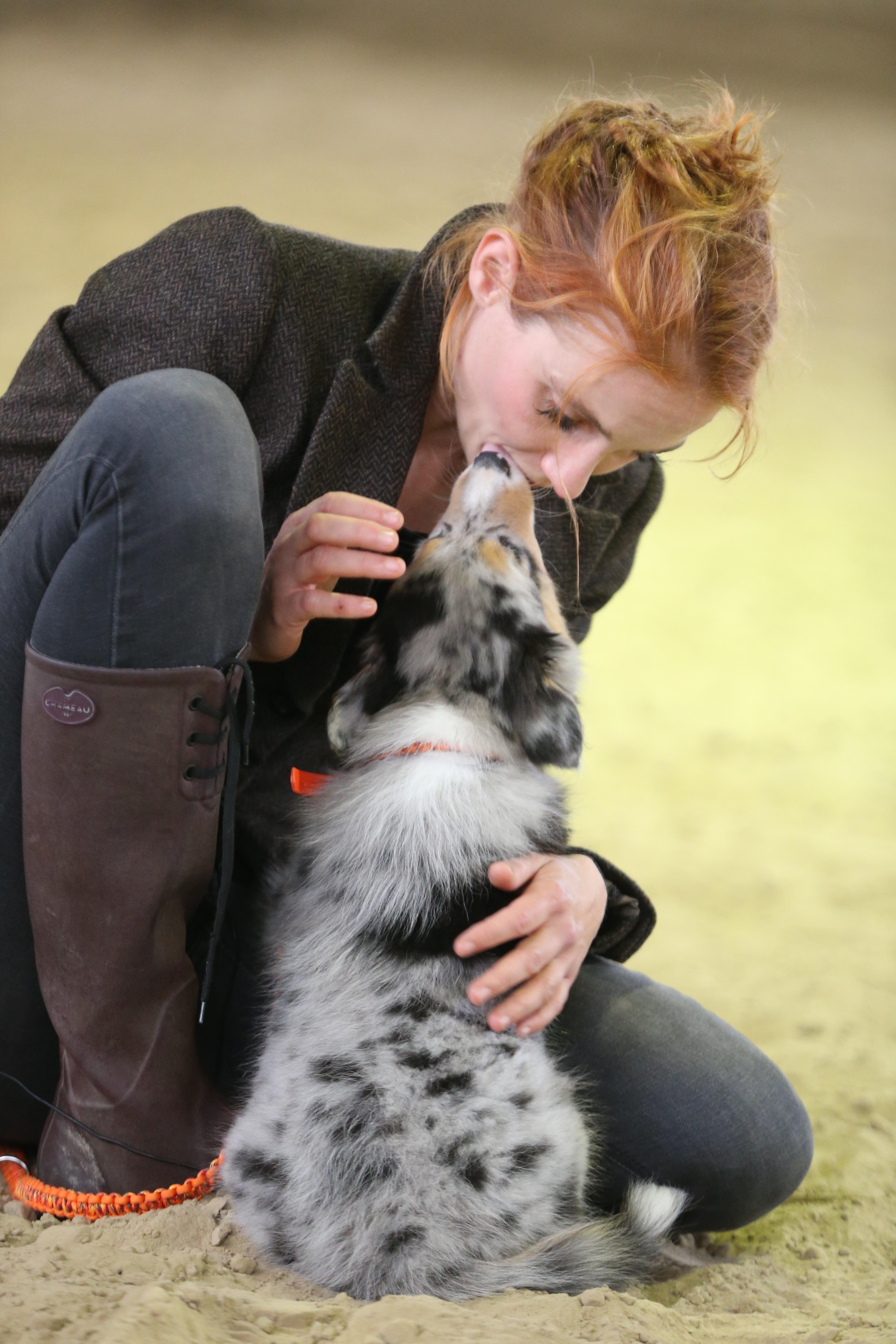 Ramona Teschner mit Hundewelpe bei der Ausbildung.