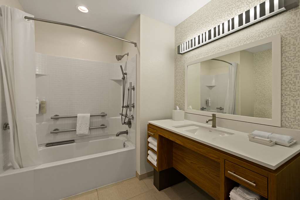 Guest room bath