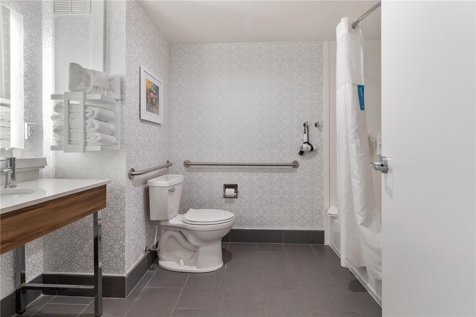 Guest room bath
