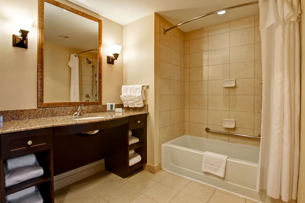 Guest room bath Homewood Suites by Hilton Toronto Airport Corporate Centre Toronto (416)646-4600