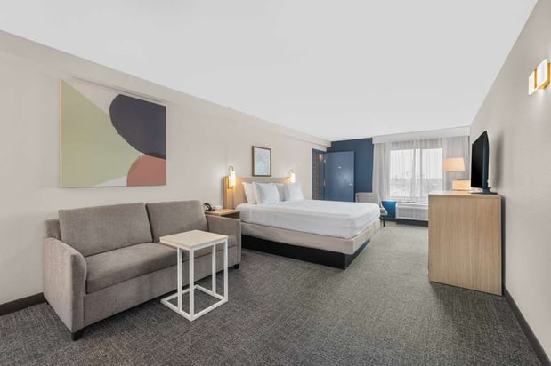 Images Spark by Hilton Bakersfield Central