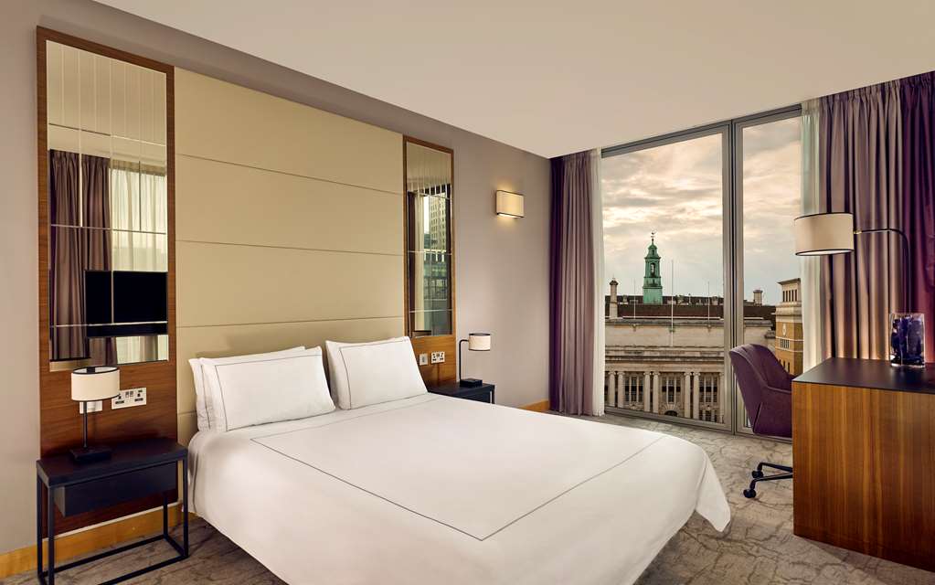 Superior Room double bed with London Eye view