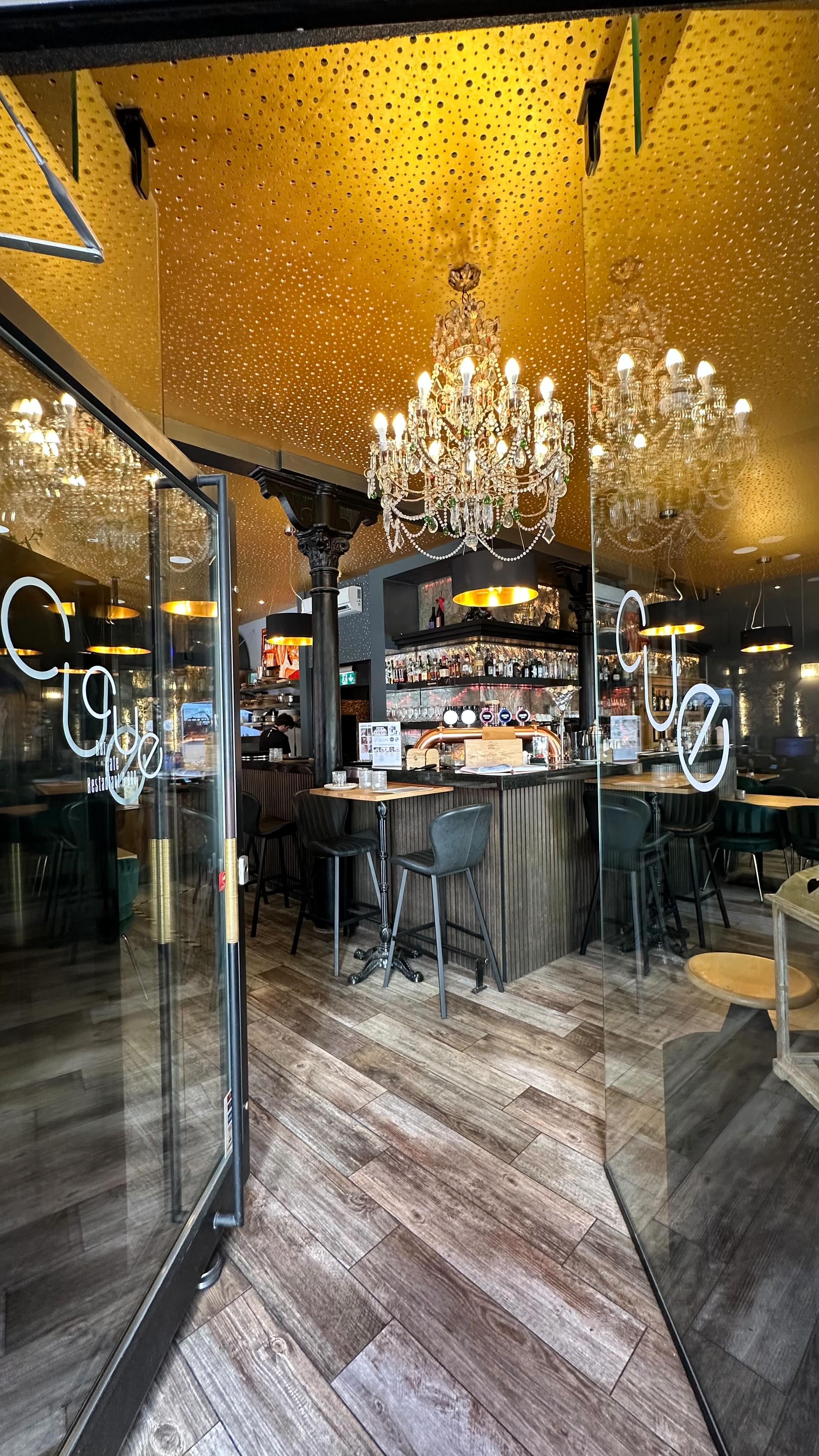 Bilder Cue Café Restaurant & Lounge Bar