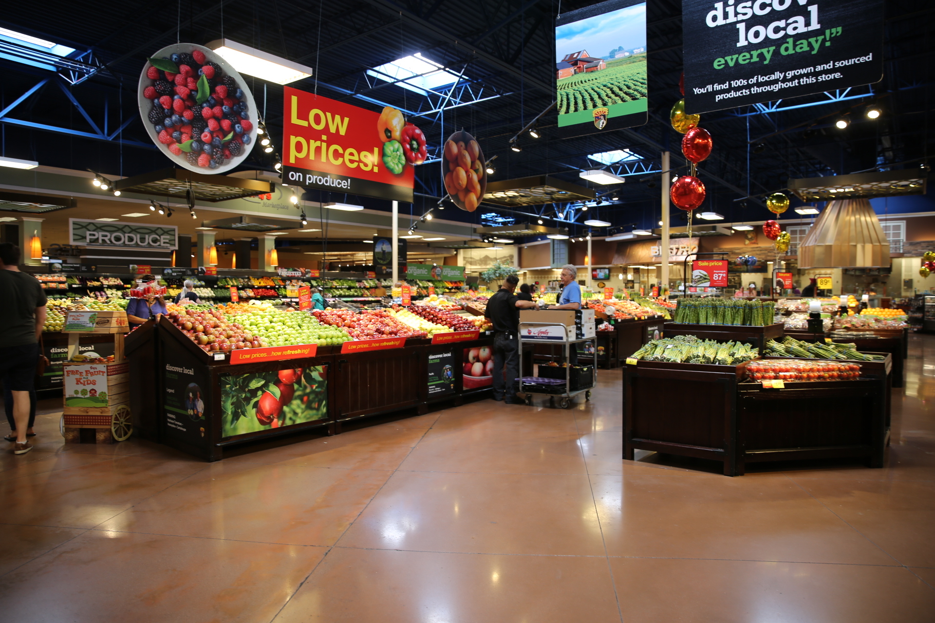 Кинг стор. Супермаркеты в Вашингтоне. Магазин grocery Village. Маркетплейс в Америке. Панорама американского магазина.