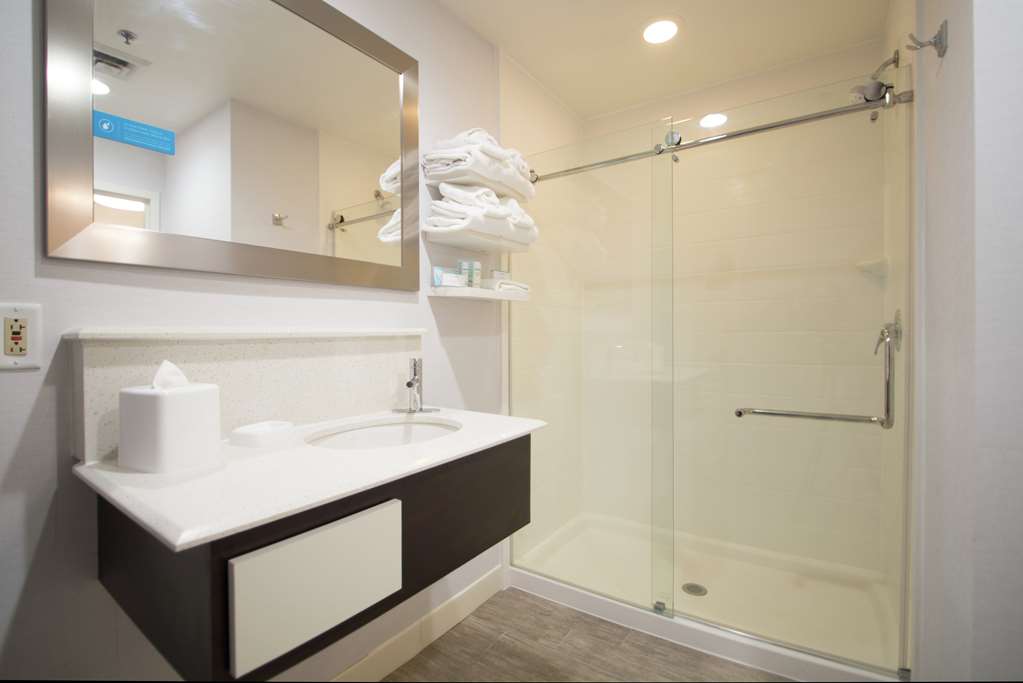 Guest room bath