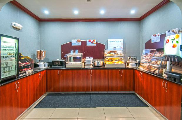 Images Holiday Inn Express & Suites Bakersfield Central, an IHG Hotel