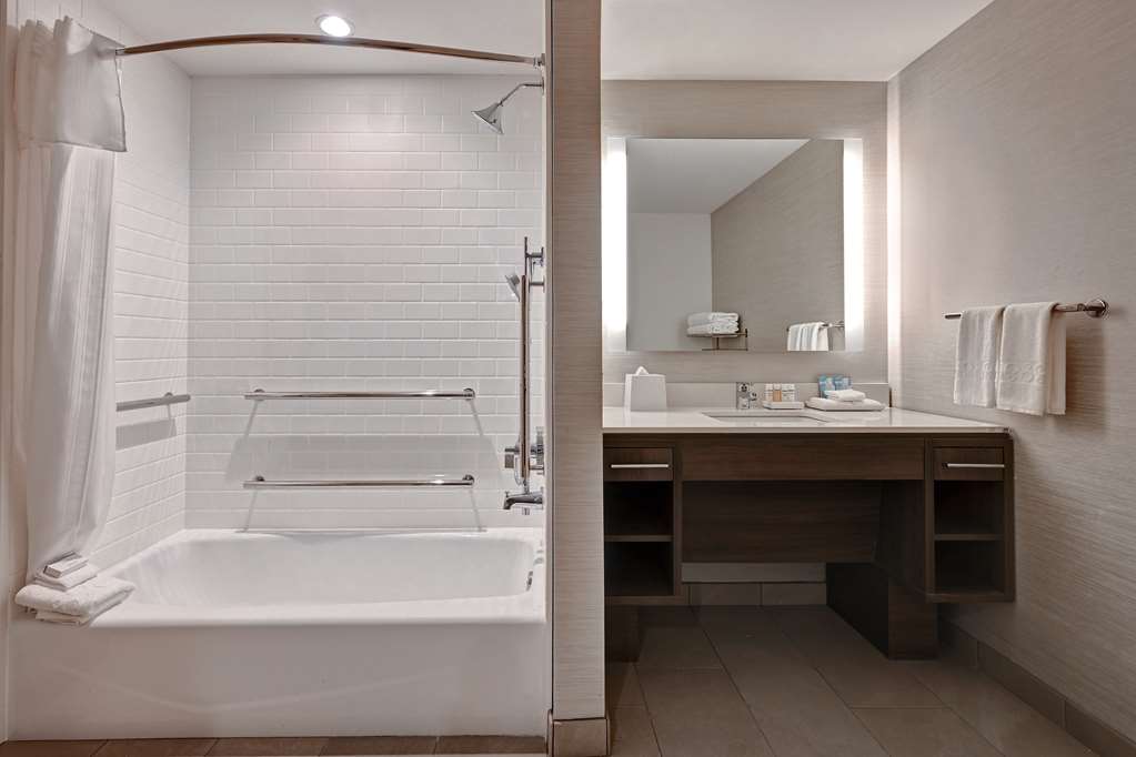 Guest room bath