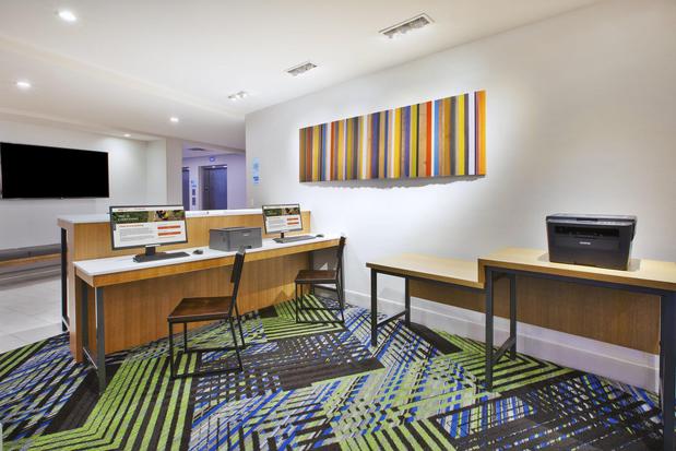 Images Holiday Inn Express & Suites Grand Rapids - Airport North, an IHG Hotel