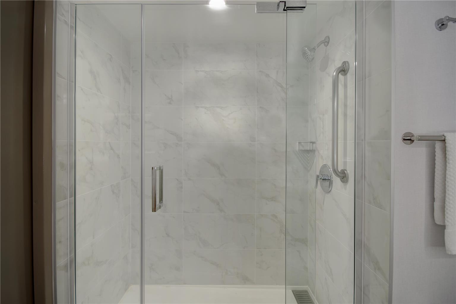 Guest room bath