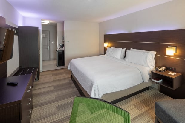 Images Holiday Inn Express & Suites Chicago West - St Charles by IHG