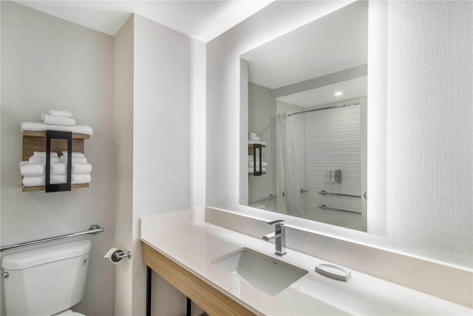 Guest room bath