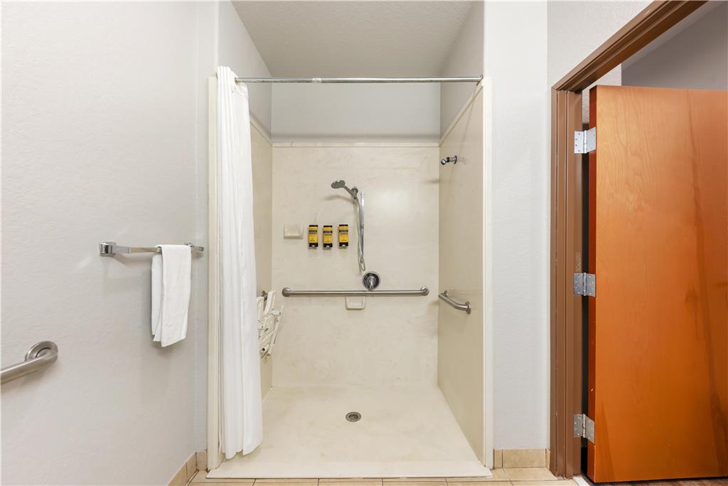 ADA Double Queen - Roll-In Shower