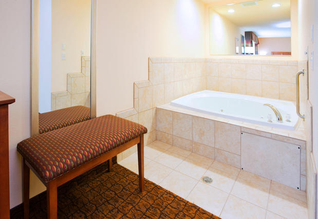 Images Holiday Inn Express & Suites Mount Airy, an IHG Hotel