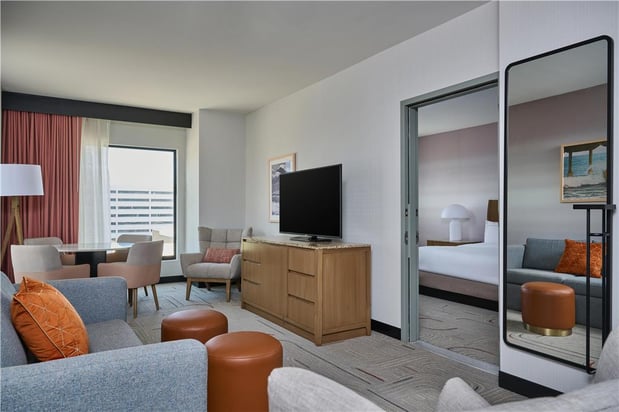 Images Hotel Zessa Orange County Airport, a DoubleTree by Hilton
