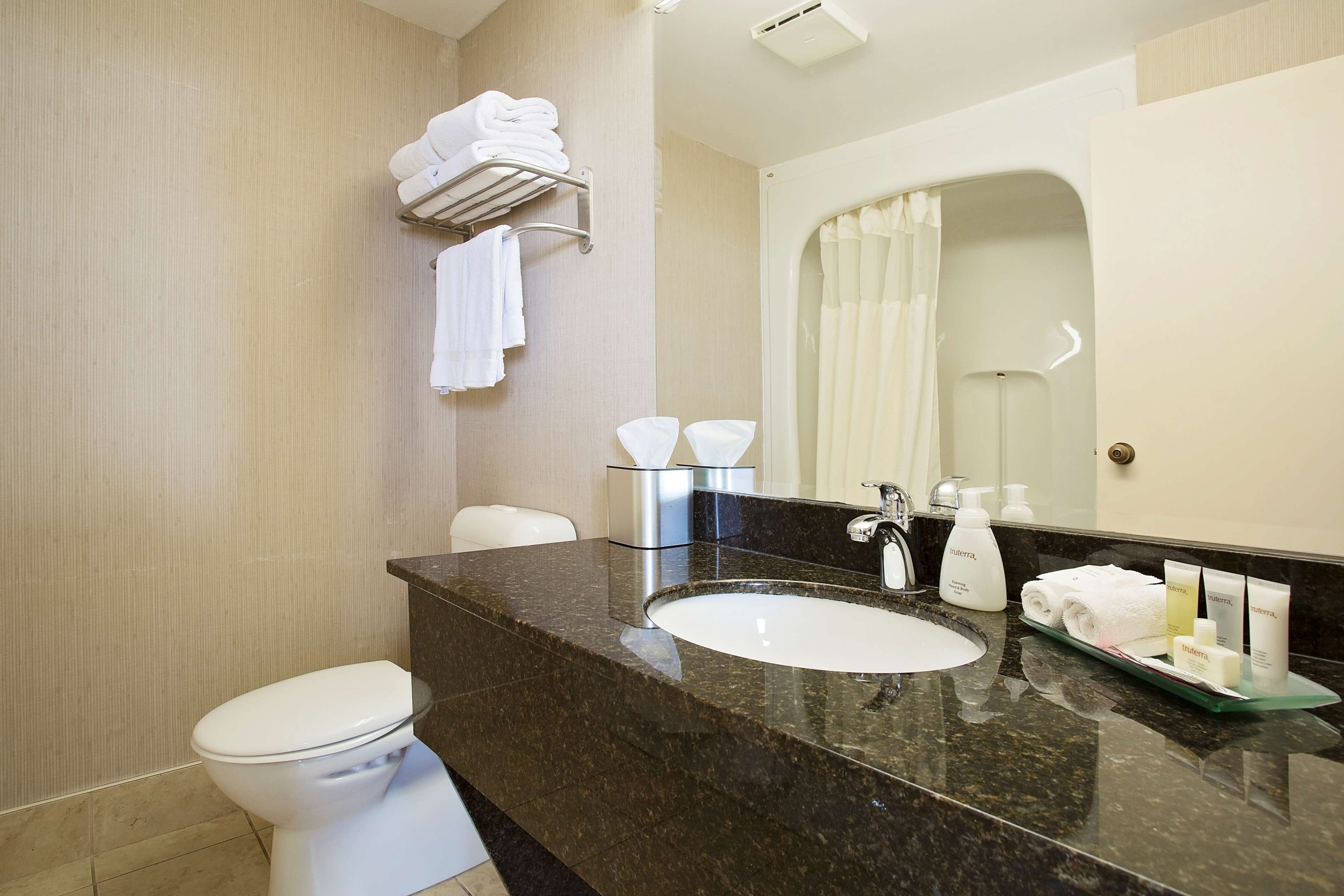 Oversize King View Room Bathroom Best Western Inn On The Bay Owen Sound (519)371-9200