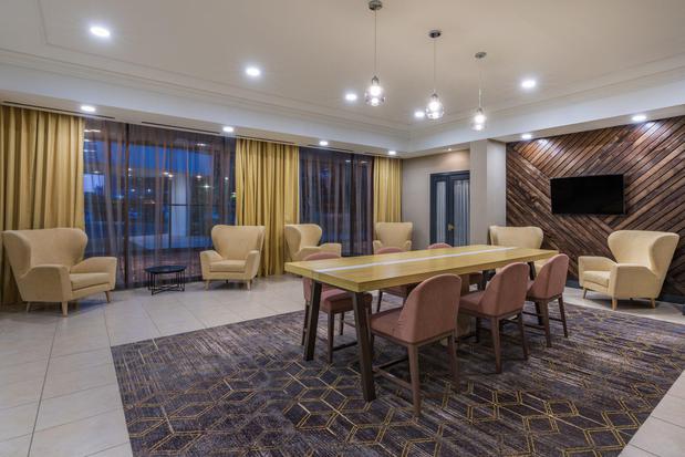 Images Holiday Inn & Suites Pittsfield-Berkshires by IHG