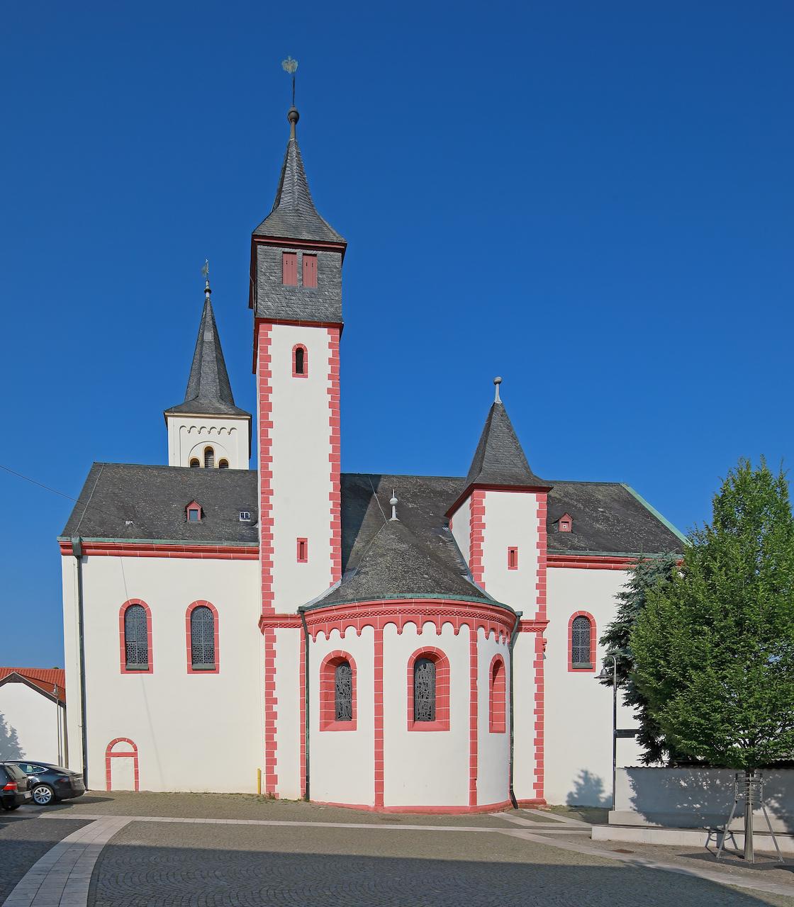 Die Saalkirche ist ein einschiffiger Bau in Form eines lateinischen Kreuzes. In ihren ältesten Teilen wurde sie um das Jahr 1000 unter den Ottonen erbaut. Das heutige Längsschiff wurde erst 1965 auf den alten Grundmauern wieder errichtet.